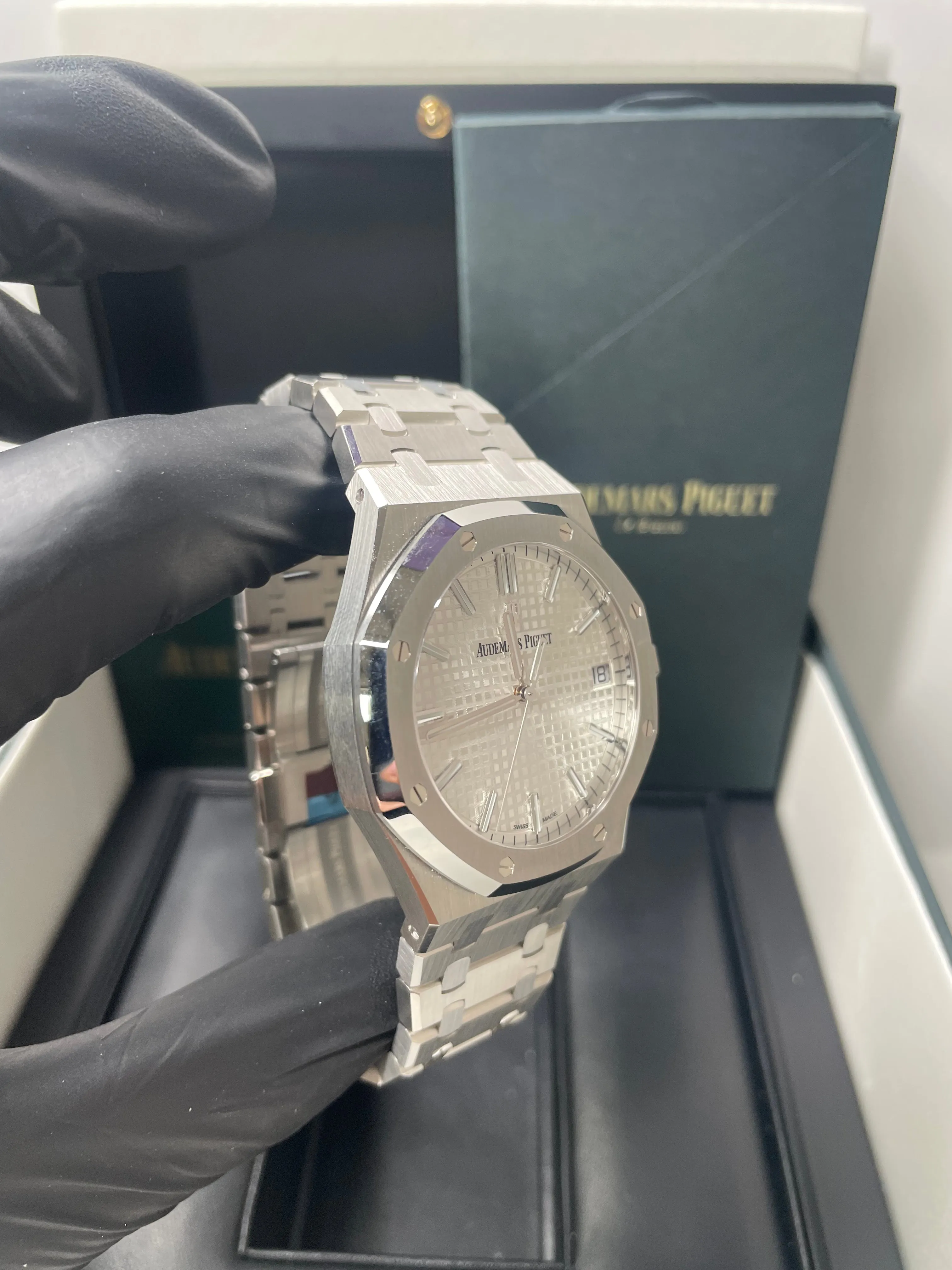 Audemars Piguet Royal Oak Selfwinding/ Stainless Steel/ Silver Dial (Ref#15500ST.OO.1220ST.04)