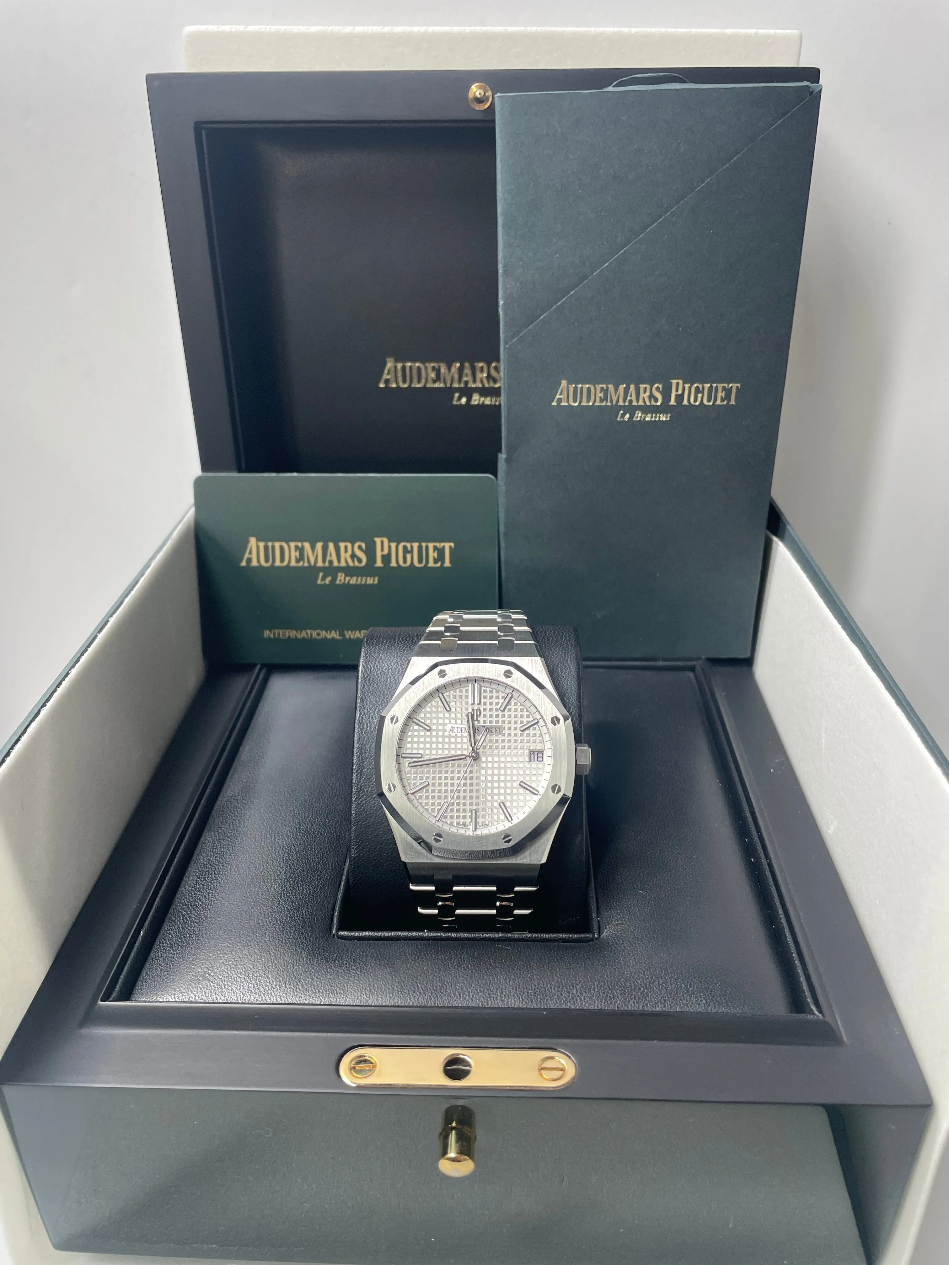 Audemars Piguet Royal Oak Selfwinding/ Stainless Steel/ Silver Dial (Ref#15500ST.OO.1220ST.04)