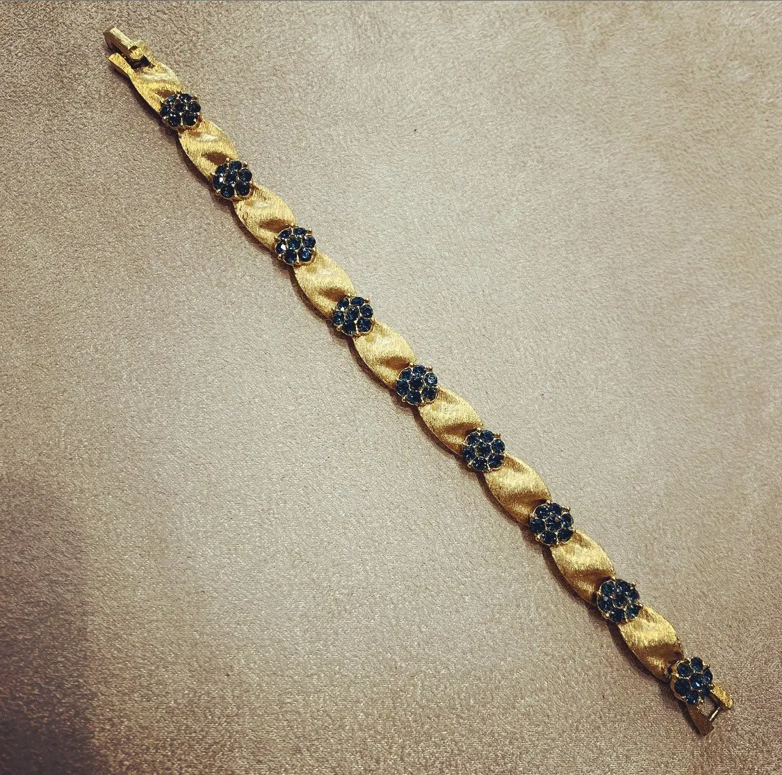 Trifari vintage sapphire blue crystal flower bracelet gold plated